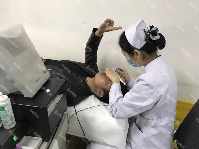 (图为小徐做近视检查)这是检查的最后一项:眼部的a/b超.