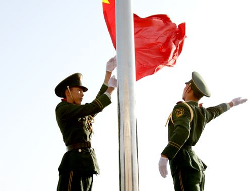 庄严的国歌声奏响,鲜艳的五星红旗在空中飘扬,同学们斗志昂扬,奋发