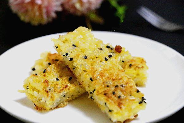 剩米饭华丽变身米煎饼 做个香喷喷的早饭