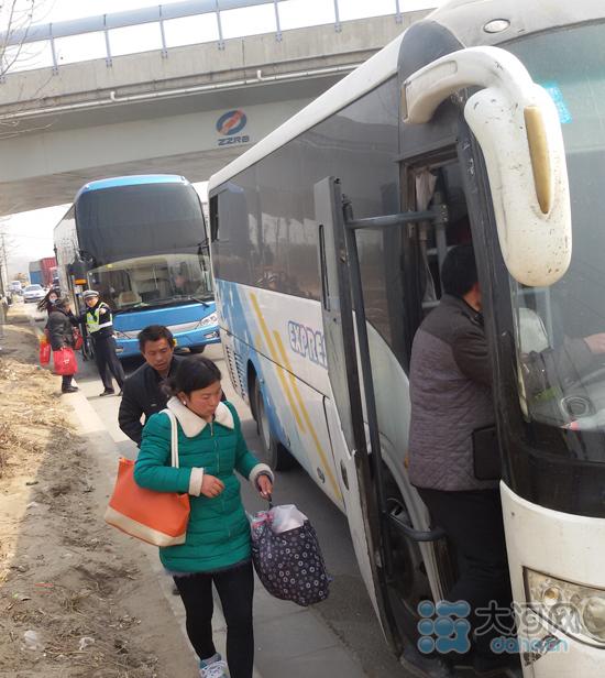 乘客微信举报周口客车超员25人 司机被罚2000元