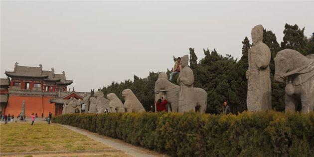 鞏義宋陵公園內 遊客踩千年文物石像拍照