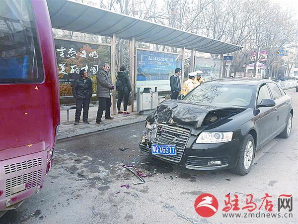 驻马店一轿车追尾公交车致车上三人受轻伤