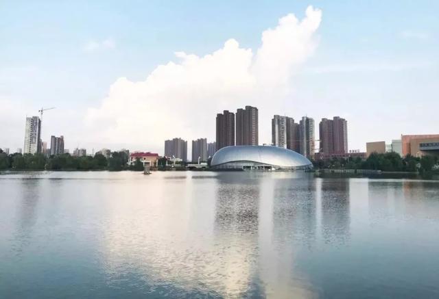 5平方公里的漯河市商务中心区,自此漯河西城区,重点形成三核鼎立,两轴