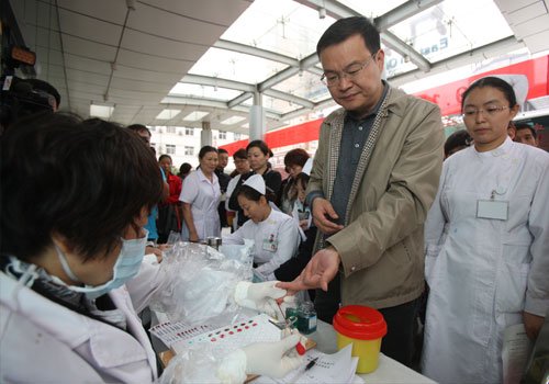 河南省人民医院医务人员冒雨献血7万毫升