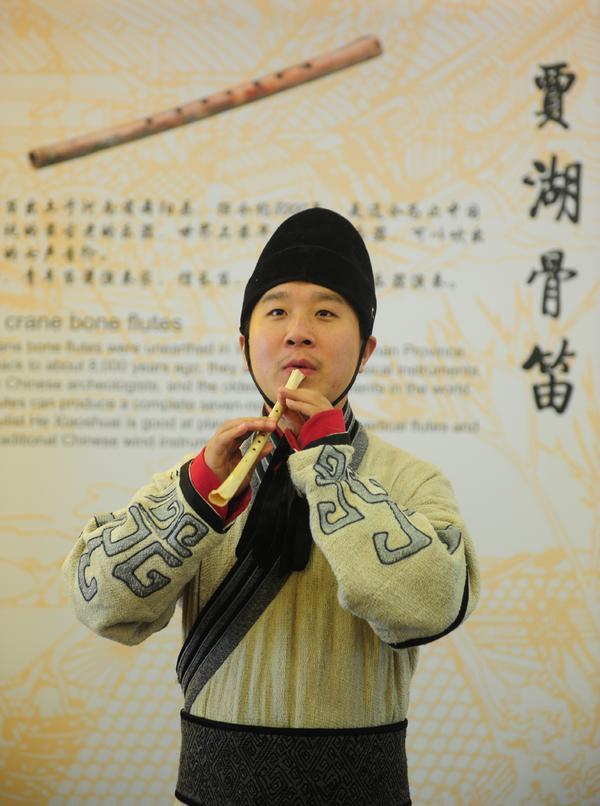 中西合璧 9000年中国骨笛吹奏《友谊地久天长》9000多年的贾湖骨笛和