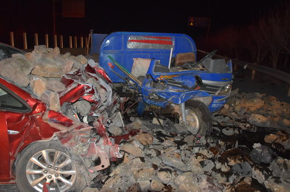 焦作两车深夜相撞面目全非消防紧急救援