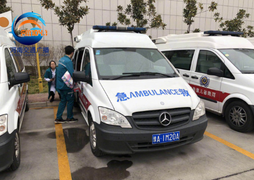 周口一新生儿呼吸窘迫急需转院 请为这辆救护车让行