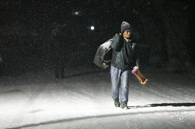 年夜豫網友實拍河南春運路:遊子雪夜獨行情侶擁吻