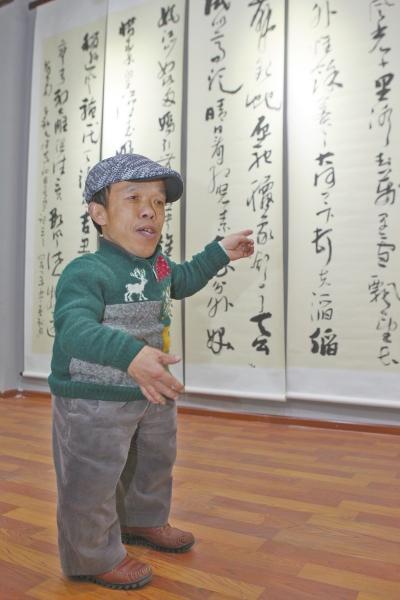 许战国和记者谈论着他的书法