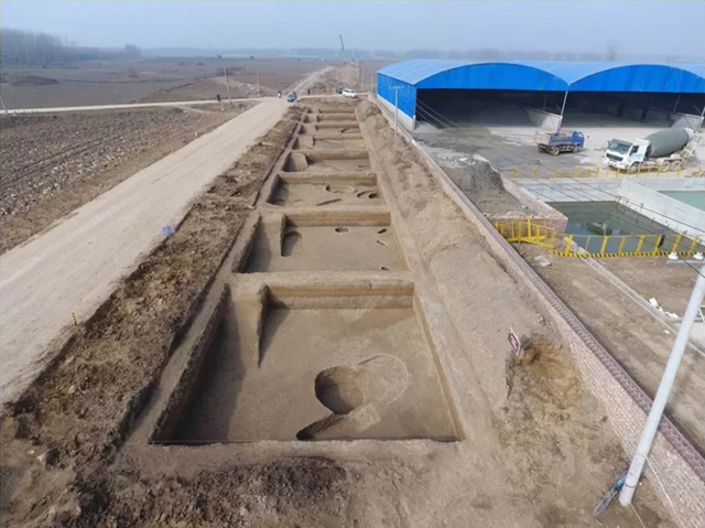 周口发现古墓 主人匆忙掩埋百余斤古钱