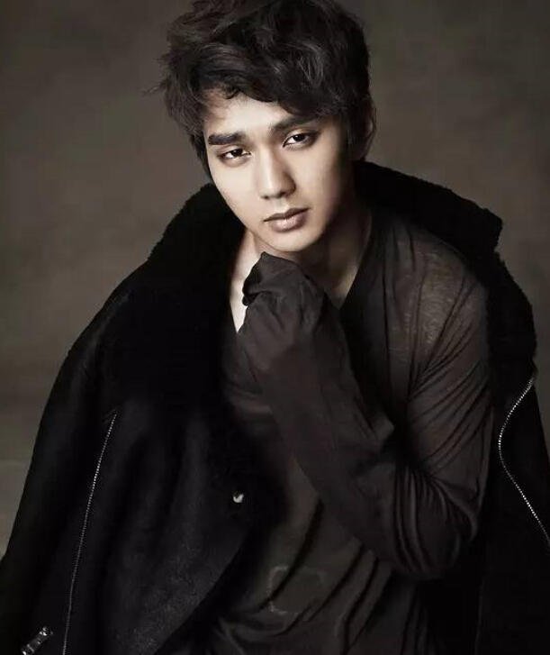 俞承豪狭长的眼睛,双眼皮,微微深邃的眼神在眼线的勾勒下愈发有神.