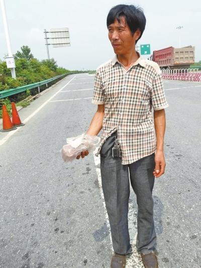 他说,今后一定改掉啥都装在裤兜里的习惯.