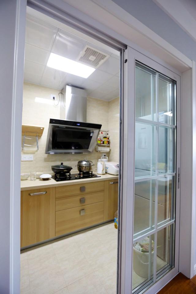 厨房外望向厨房里