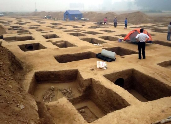 漯河发现迄今规模最大墓葬群 百余墓葬如蜂房