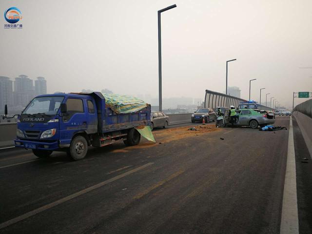 凌晨五點鄭州北環渣土車狂奔 隴海高架釀慘禍