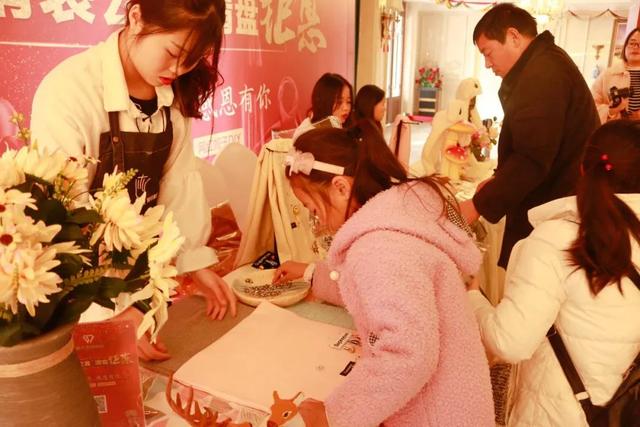 蓝天·世贸中心围巾烫钻印花DIY活动丨留住的不仅是温暖，还有感动!