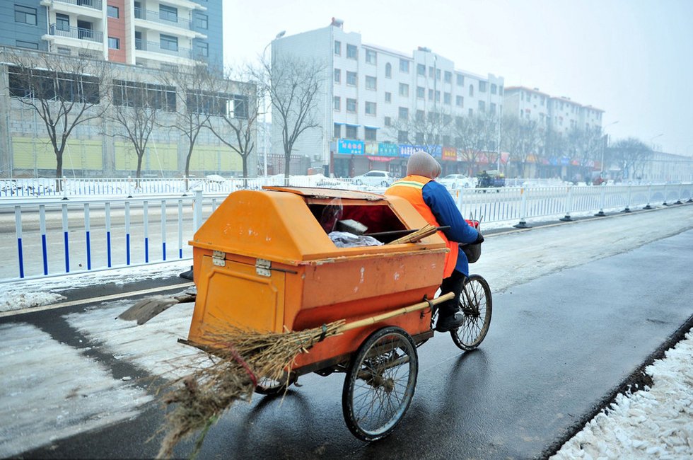 河南省遂平县建设路,78岁的环卫奶奶张秀荣在冰天雪地里打扫卫生