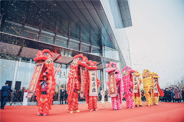 (开业现场)正弘城购物中心自11月18日试营业以来,不仅丰富了郑州人民