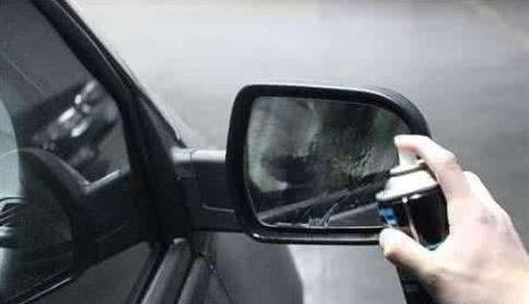 老司机妙招：雨天让你的车窗不起雾，后视镜没有水！