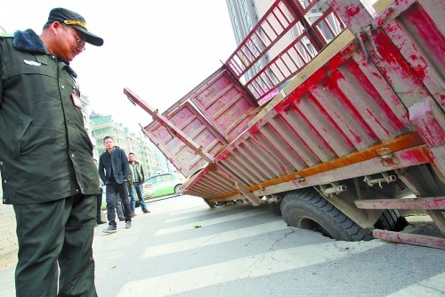 鄭州一路面塌陷卡住大卡車 是車沉沉還是路脆脆