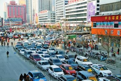 郑州火车站附近昨堵4个钟头 司机打扑克杀时间