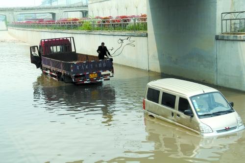 郑州下雨中巴车被淹 10多名乘客