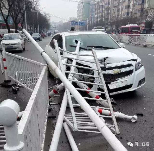 江苏常州车撞护栏图图片
