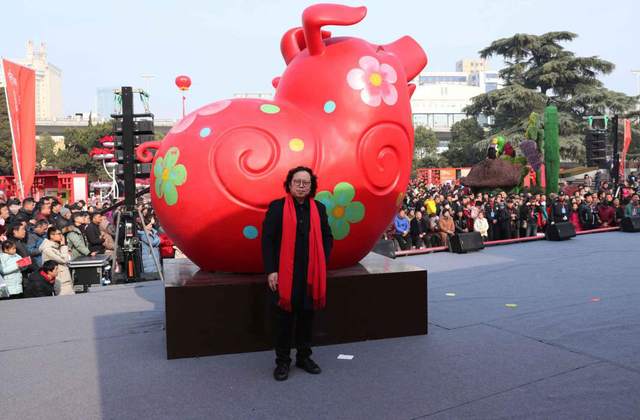 杨庆平教授与生肖吉祥物合影