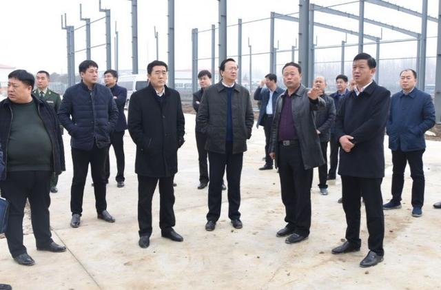 平舆县委书记张怀德就加快推进防水产业项目进行现场办公