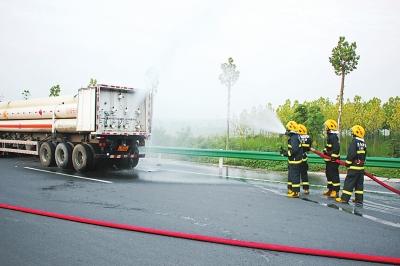 孟津县310国道平乐镇丁沟村段孕育一路交通事故,一辆载满压缩自然气的