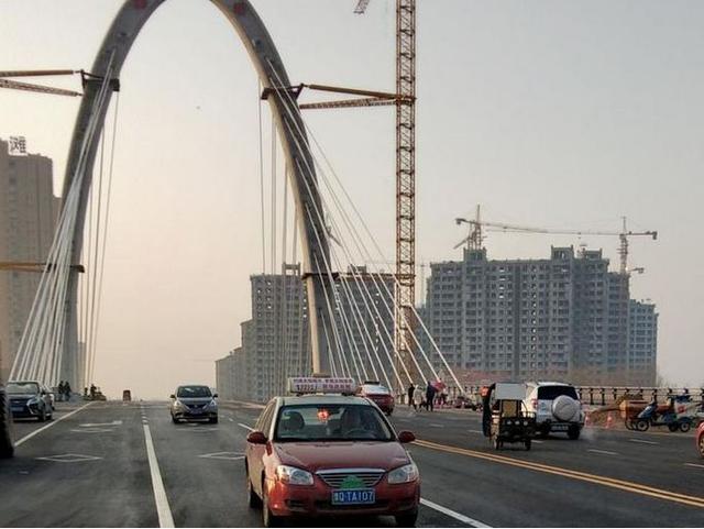 1 备受市民关注的练江河大桥 于2019年1月31日上午10时 已正式