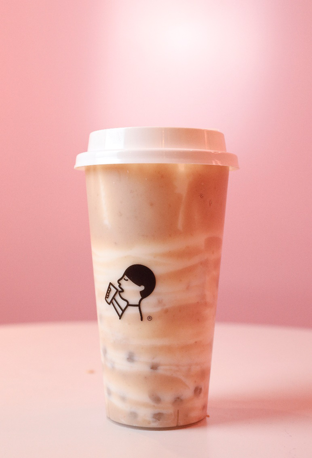 芋泥融入顺滑鲜奶,温暖细腻,融合嫣红茶底透出茶香,再以颗颗q弹波波