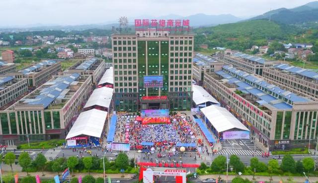 浏阳举行花炮行业大规模交易会 400厂商参展规模空前
