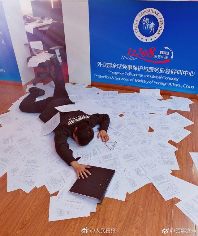 最近流行的"摔倒炫富"你能摔出什么来?