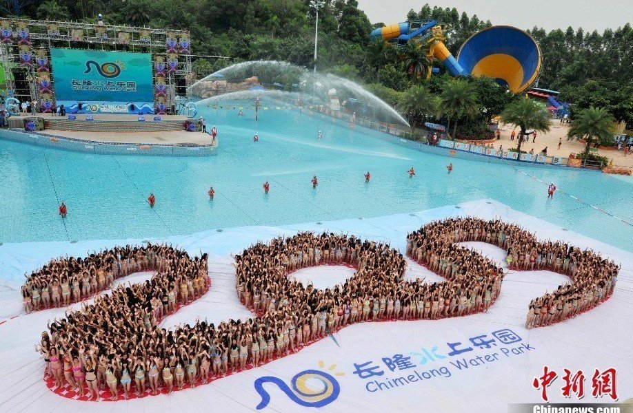 组图:数千比基尼美女摆出"2013"蛇形图