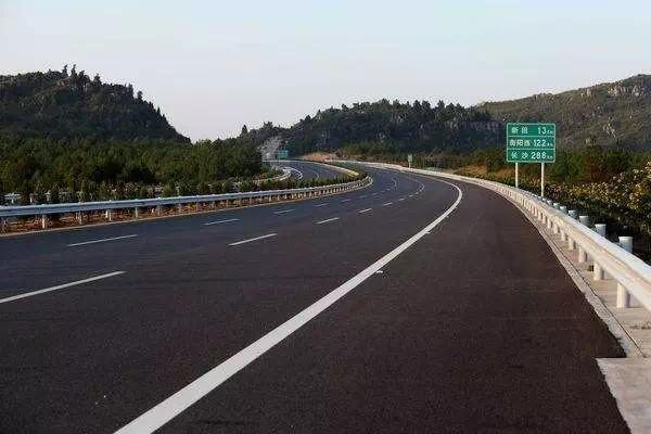 "三纵四横一环"的高速公路网,"三纵两横"国道公路网,"十三纵九横"省道