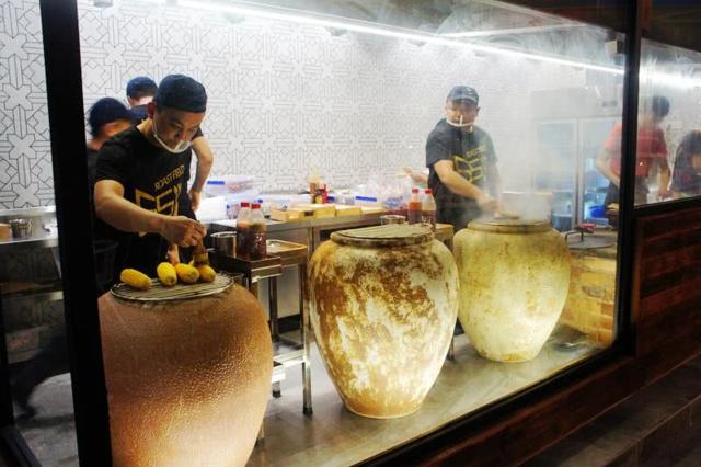 铜官窑的大缸搬来给你做火坛烤肉 味道只应天上有