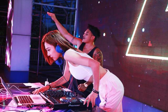 19时许,世界女性百大dj——kaka李奕可献上拿手电音绝技,一连串节奏感