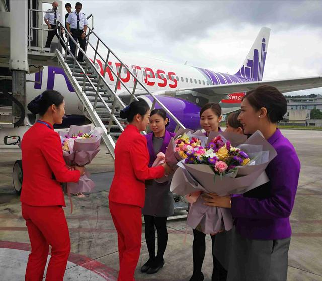 图4张家界荷花国际机场为首航机组人员献花