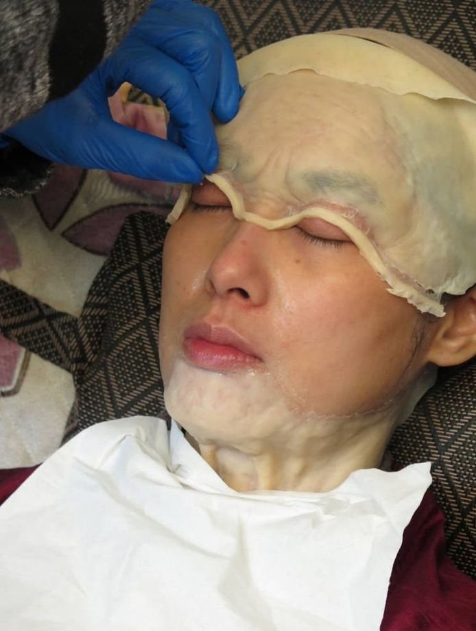 组图47岁朱茵素颜曝光挑战特技妆变身老太太