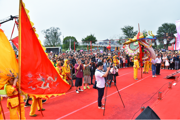 开园仪式上,除了有非物质文化遗产板龙灯助兴外,花海开园季还同步启动