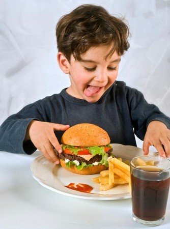 父母需警惕常吃垃圾食品影响儿童智商