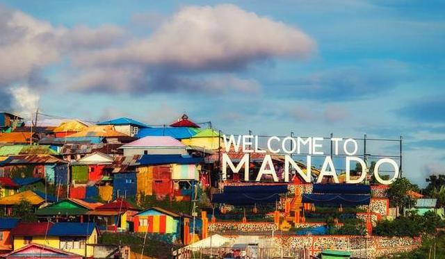 彩色房子之间竖立着大型标语welcome to manado