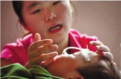 益阳2岁男童被秋蚊子叮后患乙脑 瘫痪近3个月