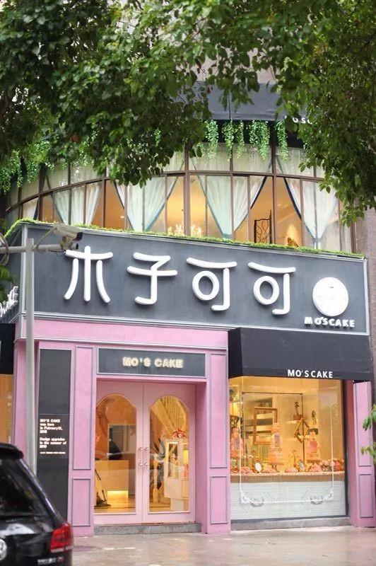 "李艳说,大学后不想增加家庭的负担,自己的第一份工作是酒店前台,因为