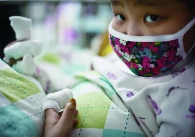 2月6日下午,湖南省人民医院,7岁的刘静沂刚做完化疗,手上缠满了绷带