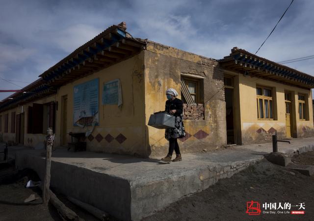 由于地理位置偏远,县城里能买两块砖的钱,到了桑科乡却只够买一块砖