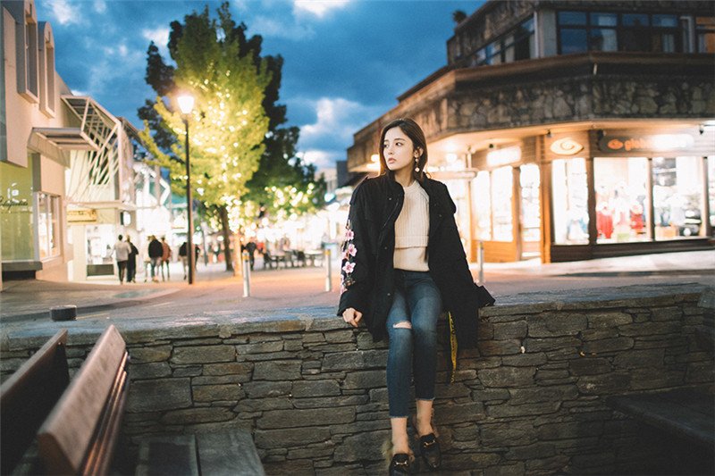 组图:古力娜扎曝最新街拍 漫步街头少女感十足