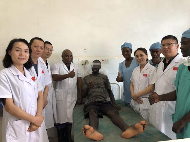 非洲小伙结肠坏死向中国医疗队求助 湖南医生打着手电筒为其手术