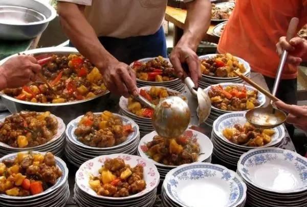 虽说这大厨没"厨师证"之类的身份证明,但是他做菜的味道和风格,大家都